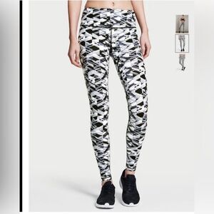 Victoria’s Secret Sport VSX Knockout Tigh Leggings Medium Rise. Sz Xsmall. NWT.